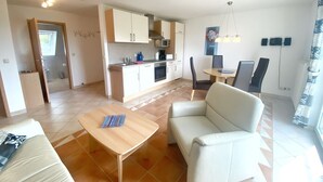 Un apartamento moderno con cocina, comedor y sala de estar.
