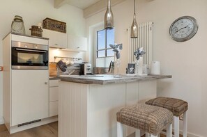 Kjøleskap, ovn, kokeplater og oppvaskmaskin