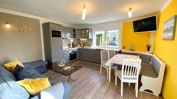 Una televisión, un reproductor estéreo