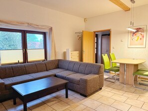 Fernseher, DVD-Player, Tischtennisplatte, Stereoanlage