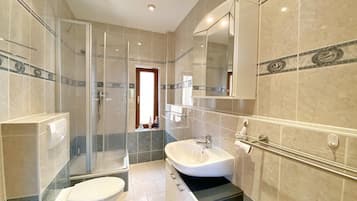 Shower, hair dryer, towels