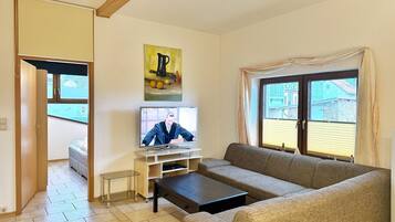 Een televisie, een dvd-speler, een tafeltennistafel en een stereo