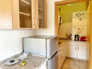 茶具/咖啡用具、冰箱、微波炉、炉灶