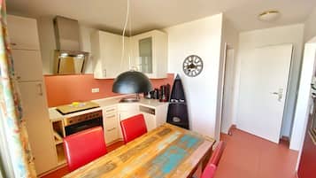Frigorífico, microondas, placa de cocina y lavavajillas
