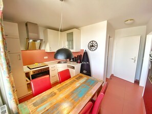 Réfrigérateur, micro-ondes, plaque de cuisson, lave-vaisselle