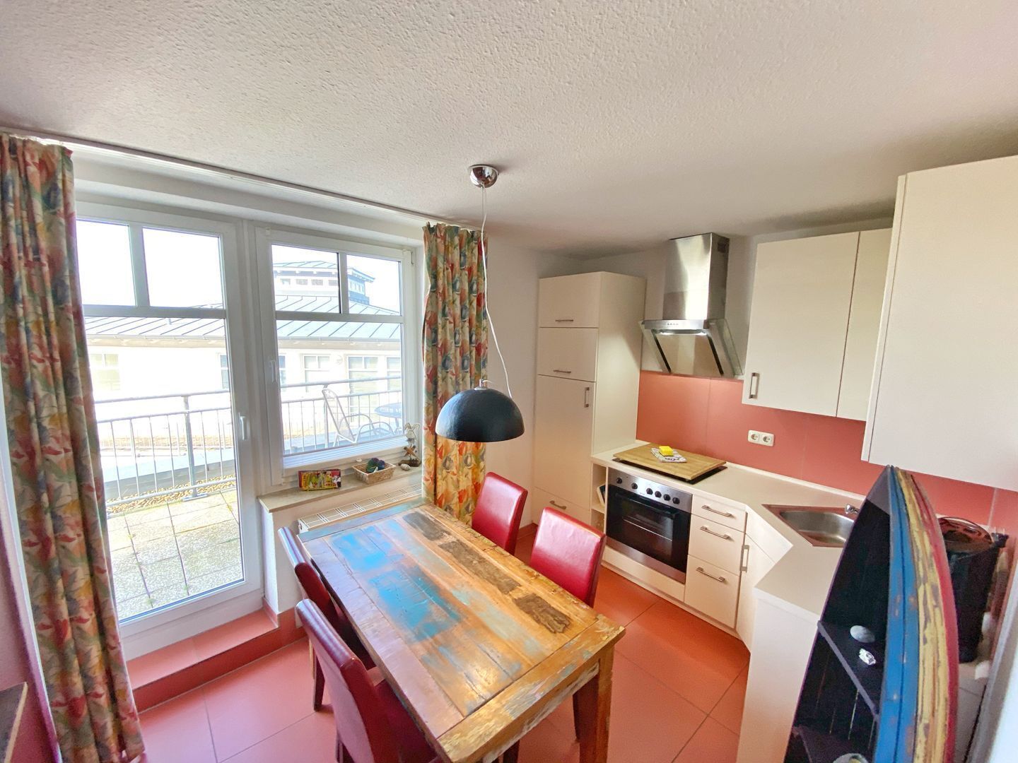 Kühlschrank, Mikrowelle, Herdplatte, Geschirrspüler