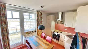 Kühlschrank, Mikrowelle, Herdplatte, Geschirrspüler