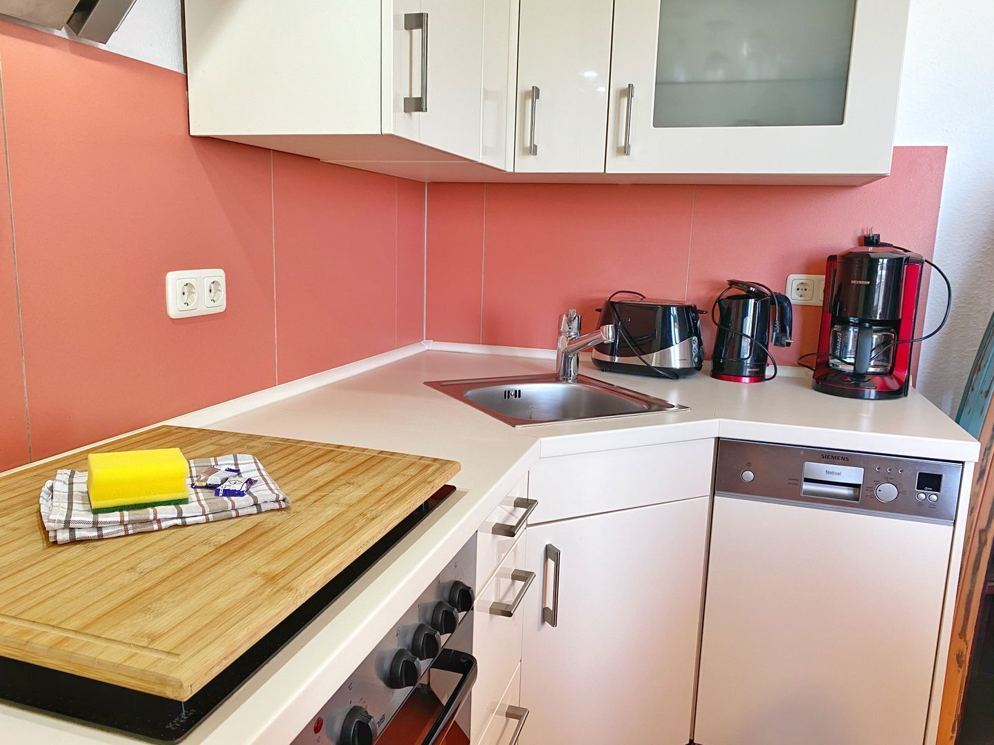 Kühlschrank, Mikrowelle, Herdplatte, Geschirrspüler