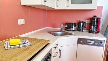 Kühlschrank, Mikrowelle, Herdplatte, Geschirrspüler