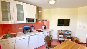 Kühlschrank, Mikrowelle, Herdplatte, Wasserkocher mit Kaffee-/Teezubehör