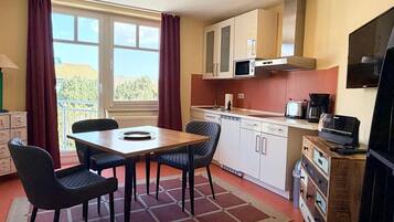 Kühlschrank, Mikrowelle, Herdplatte, Wasserkocher mit Kaffee-/Teezubehör