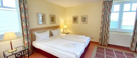 2 bedrooms, desk, WiFi, bed sheets