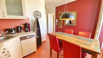 Kühlschrank, Herdplatte, Wasserkocher mit Kaffee-/Teezubehör