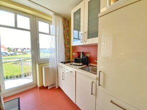 Een koelkast, een kookplaat, een koffiezetapparaat/waterkoker