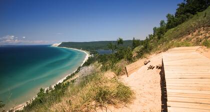Leelanau County Cottage in the heart of Lake Leelanau