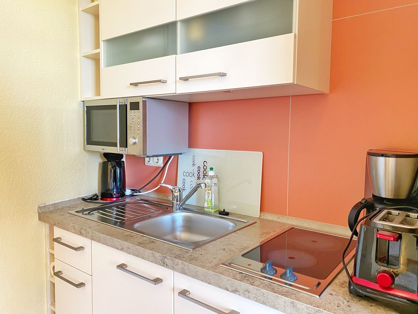 Kühlschrank, Mikrowelle, Wasserkocher mit Kaffee-/Teezubehör