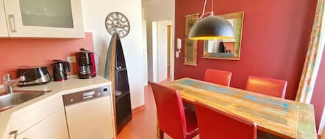 Kühlschrank, Mikrowelle, Herdplatte, Wasserkocher mit Kaffee-/Teezubehör