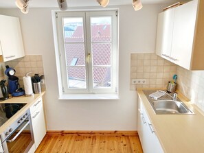 Réfrigérateur, four, plaque de cuisson, cafetière/bouilloire