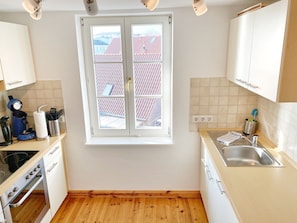 Fridge, oven, stovetop, coffee/tea maker - Seaside Appartements, "Blue-White" - Sassnitz - Seaside Appartements (Sassnitz)