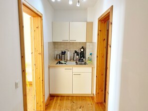 Fridge, stovetop, coffee/tea maker, electric kettle - Seaside Appartements, "Yellow" - Sassnitz - Seaside Appartements (Sassnitz)