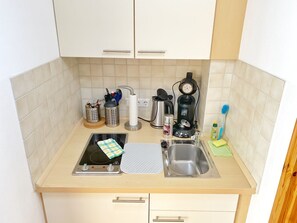 Fridge, stovetop, coffee/tea maker, electric kettle - Seaside Appartements, "Yellow" - Sassnitz - Seaside Appartements (Sassnitz)