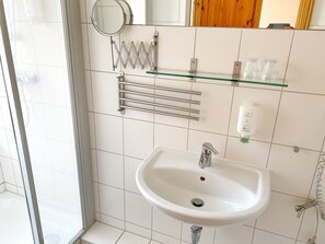 Regadera, secadora de cabello, toallas 