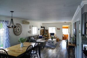Smart TV, fireplace, books - Serene Lakefront Retreat with Hot Tub (Mallorytown)
