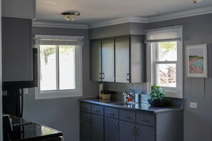 Fridge, microwave, oven, stovetop - Serene Lakefront Retreat with Hot Tub (Mallorytown)