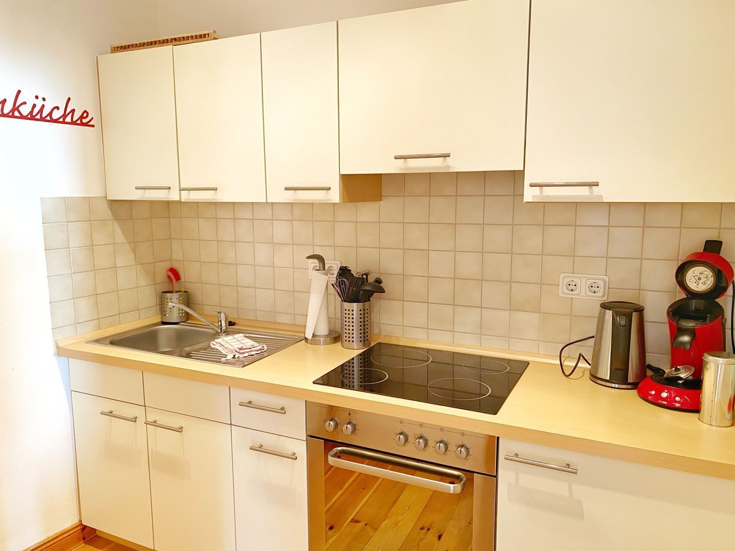 Cafeteira/chaleira, geladeira, fogão, cooktop