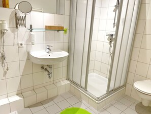 Shower, hair dryer, towels - Seaside Appartements, "Green" - Sassnitz - Seaside Appartements (Sassnitz)