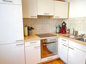 Fridge, oven, stovetop, coffee/tea maker - Seaside Appartements, "Green" - Sassnitz - Seaside Appartements (Sassnitz)