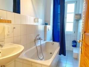 Hårtørrer, håndklæder