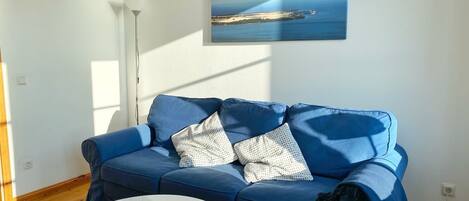 Una televisión, un reproductor estéreo