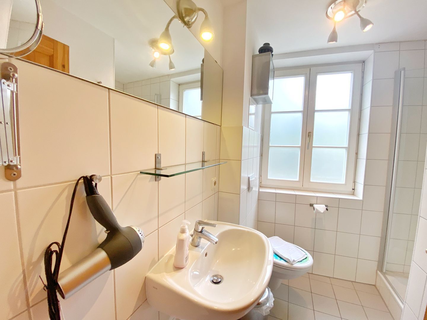 Dusch, hårtork och handdukar
