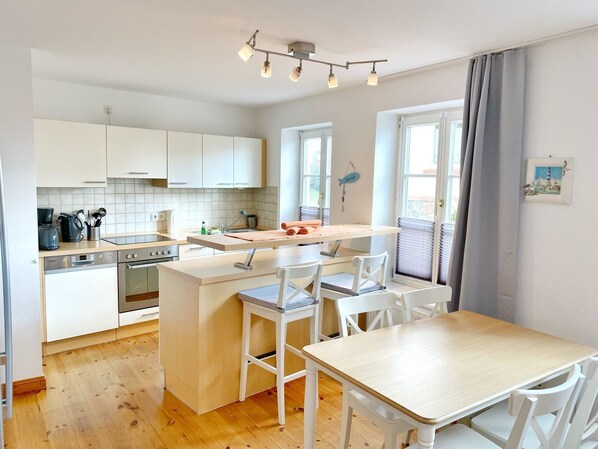 Fridge, oven, stovetop, dishwasher
