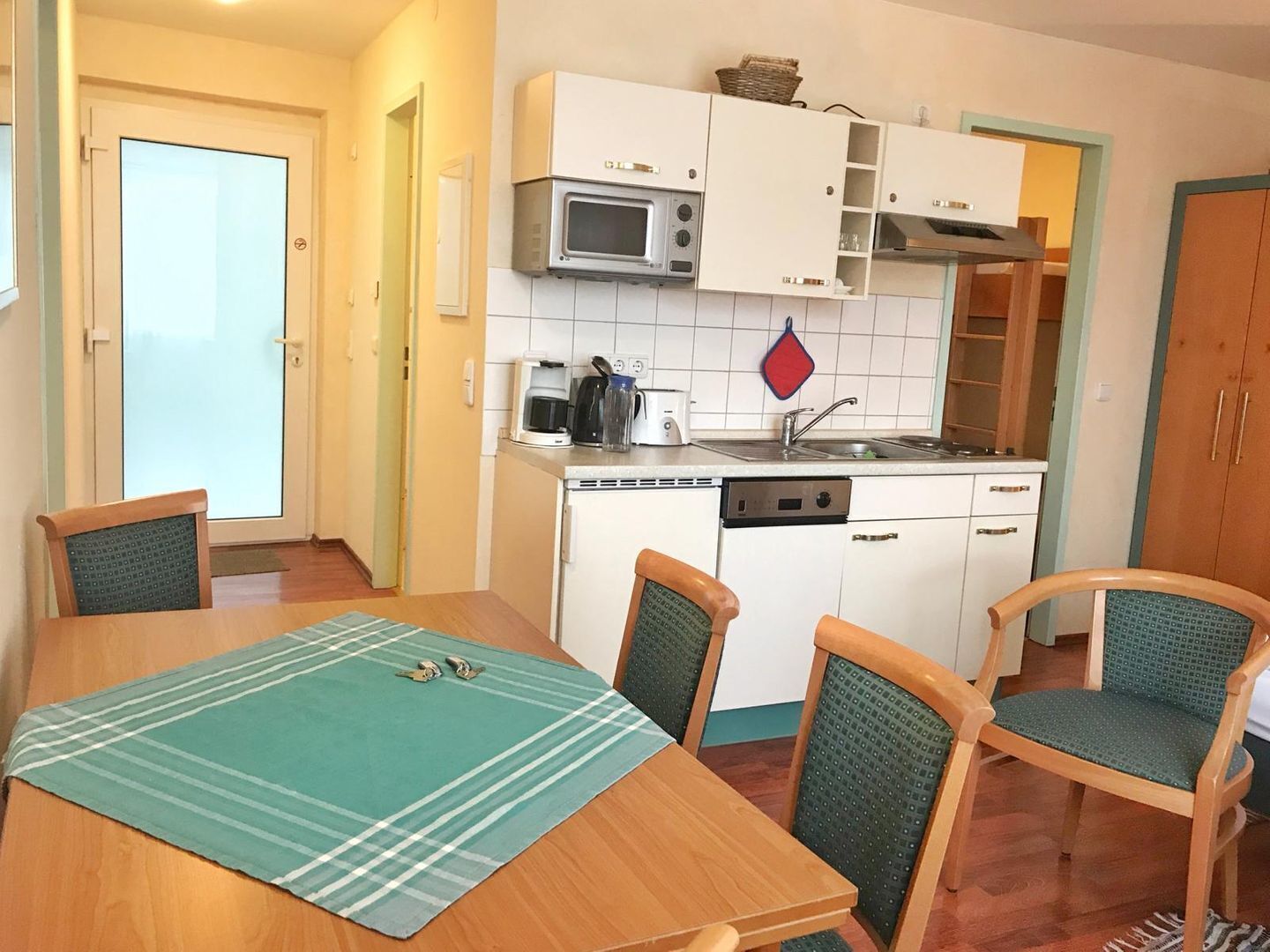 Fridge, microwave, stovetop, dishwasher