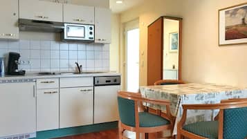 Kühlschrank, Mikrowelle, Herdplatte, Geschirrspüler