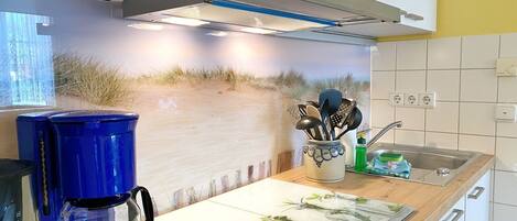 Kjøleskap, mikrobølgeovn, kokeplater og oppvaskmaskin