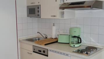 Geladeira, micro-ondas, cooktop, lava-louças