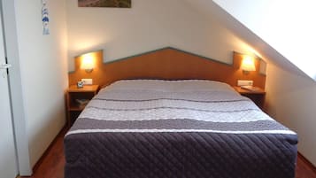 1 bedroom, bed sheets