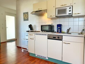 Kühlschrank, Mikrowelle, Ofen, Geschirrspüler