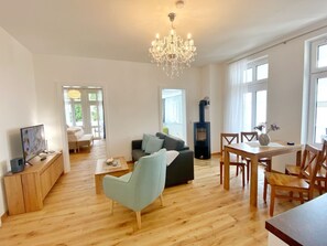 TV, fireplace, stereo