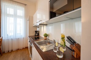 Cafetera y tetera, refrigerador, microondas y horno 