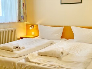 2 bedrooms, desk, WiFi, bed sheets