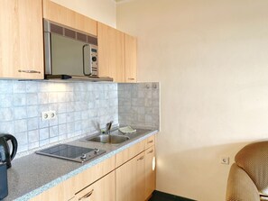 Fridge, microwave, stovetop, coffee/tea maker - Sea view apartment no. 31 in the Villa Anna in Sassnitz on Rügen - Sassnitz - (Sassnitz)