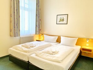 2 室のベッドルーム、デスク、WiFi、ベッドシーツ