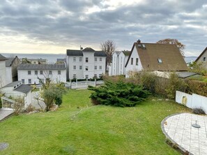 Ein Wohngebiet mit Rasenflächen, kleinen, umzäunten Gärten und Häusern mit unterschiedlichen Dächern.