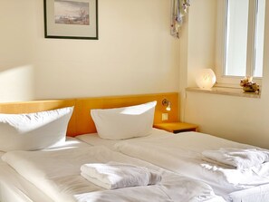 1 bedroom, desk, WiFi, bed sheets - Sea view apartment no. 32 in the Villa Anna in Sassnitz on Rügen - Sassnitz - (Sassnitz)