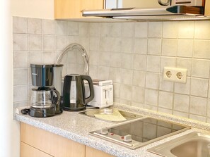 Refrigerador, microondas, parrilla de estufa y cafetera y tetera 