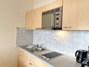 Refrigerador, microondas, parrilla de estufa y cafetera y tetera 